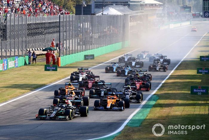 Valtteri Bottas, Mercedes W12, Max Verstappen, Red Bull Racing RB16B, Daniel Ricciardo, McLaren MCL35M, Lando Norris, McLaren MCL35M, Lewis Hamilton, Mercedes W12, Pierre Gasly, AlphaTauri AT02, al inicio