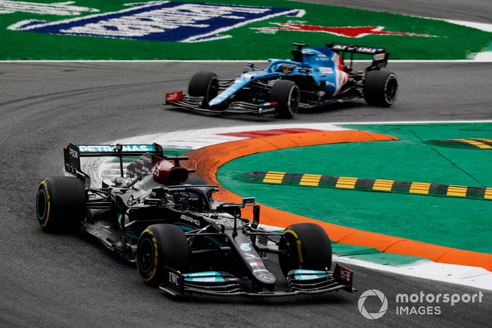 Lewis Hamilton, Mercedes W12, Fernando Alonso, Alpine A521