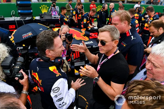 Christian Horner, Team Principal, Red Bull Racing e Daniel Craig, attore, in griglia di partenza