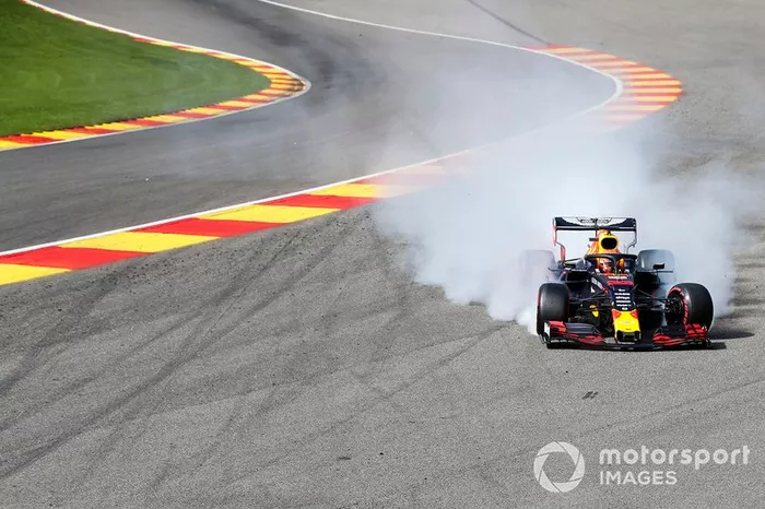 Verstappen escapa e bate na Eau Rouge