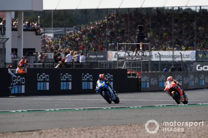 Ganador Alex Rins, Team Suzuki MotoGP, segundo Marc Márquez, Repsol Honda Team