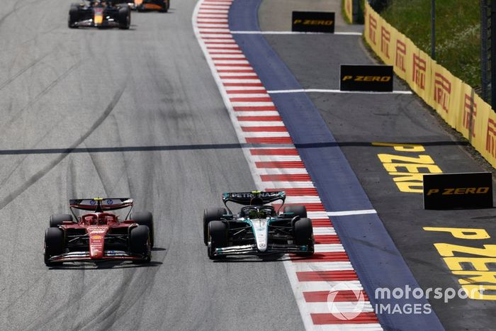 Carlos Sainz, Ferrari SF-24, lucha con Lewis Hamilton, Mercedes F1 W15