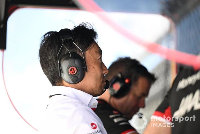Ayao Komatsu, director del equipo Haas F1 Team, en el muro de boxes.