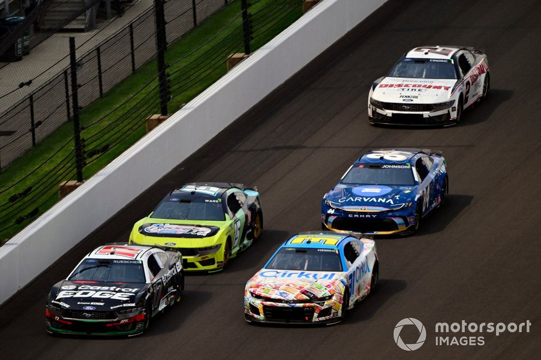 Chris Buescher, RFK Racing, Castrol Edge Ford Mustang y Daniel Hemric, Kaulig Racing, Cirkul Chevrolet Camaro