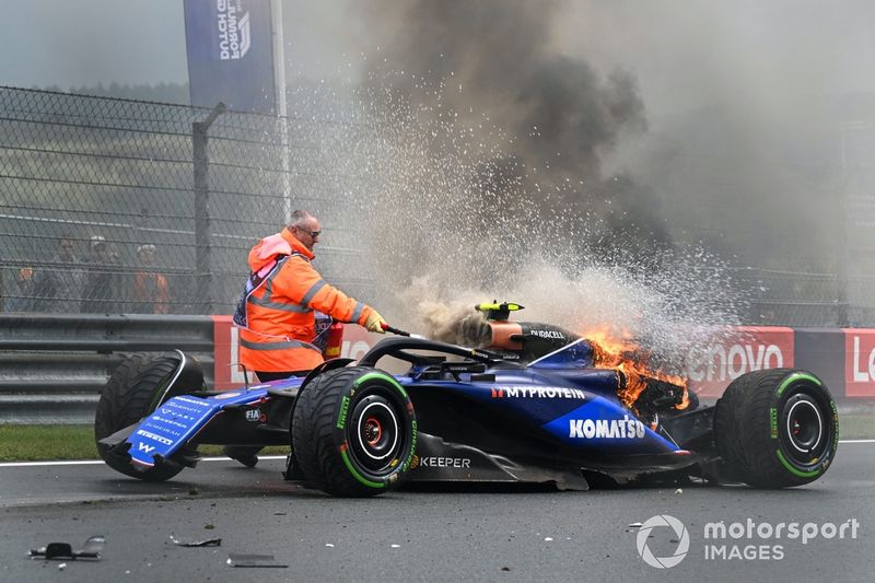 Un comisario utiliza un extintor en el coche de Logan Sargeant, Williams FW46, tras un accidente en la FP3.