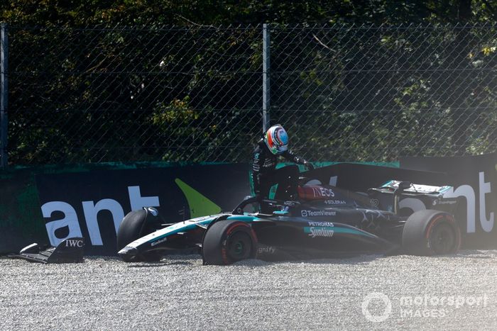 Andrea Kimi Antonelli, Mercedes F1 W15, sale de su coche dañado tras un accidente en la FP1