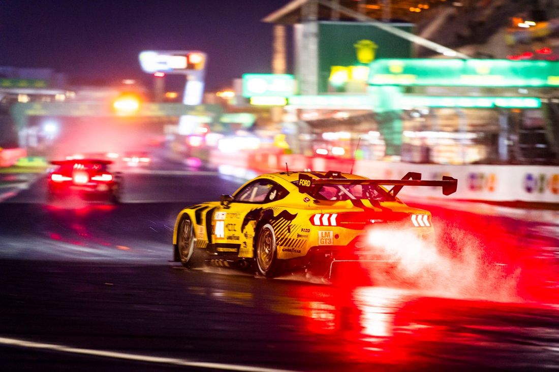 Acción nocturna en pista