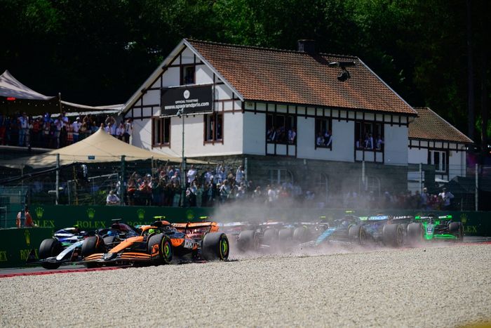 Inicio Lando Norris va ancho, en La Source, Lando Norris, McLaren MCL38mGeorge Russell, Mercedes W15Fernando Alonso, Aston Martin AMR24
