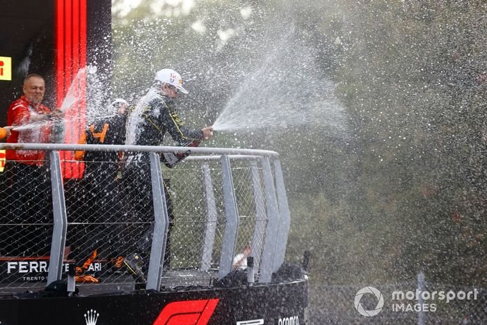 Lando Norris, McLaren F1 Team, 3ª posición, Charles Leclerc, Scuderia Ferrari, 1ª posición, spray Champagne en el podio