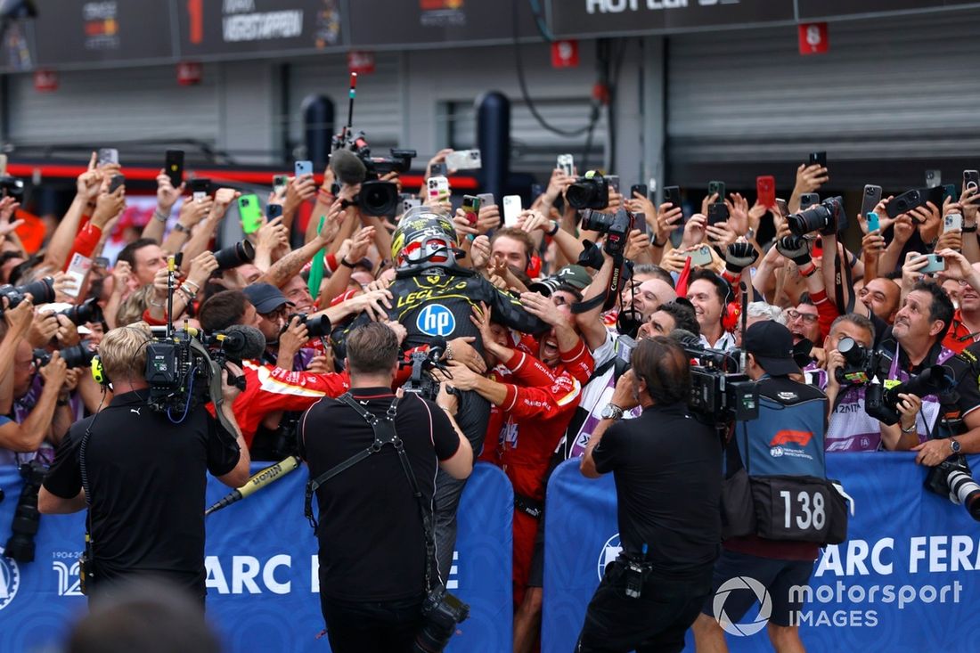 Charles Leclerc, Scuderia Ferrari, 1ª posición, celebra con su equipo en Parc Ferme