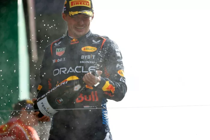 Max Verstappen, Red Bull Racing, 2ª posición, rocía champán en la celebración 