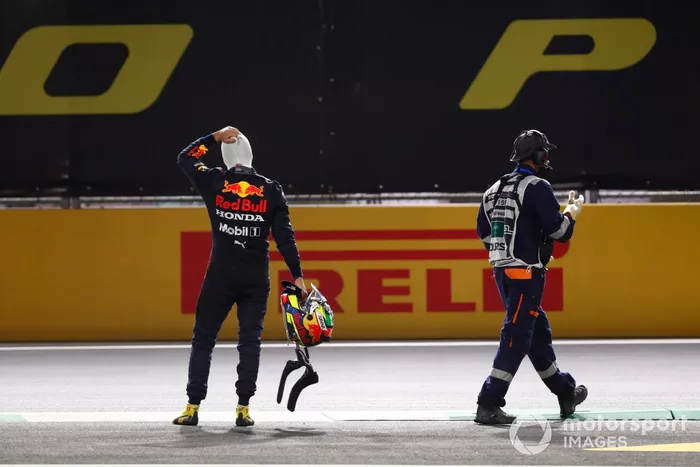 Sergio Pérez, de Red Bull Racing, se lamenta después de quedar fuera de la carrera en el reinicio