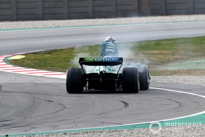 Sebastian Vettel, Aston Martin AMR22, se detiene con un fallo técnico que provoca humo