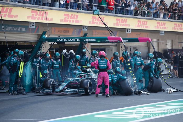 Sebastian Vettel, Aston Martin AMR21, en pits