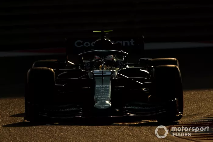 Sebastian Vettel, Aston Martin AMR21 adaptado (muleto) con los Pirelli de 18 pulgadas 