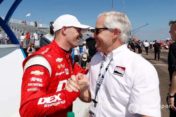 El piloto de la pole Scott McLaughlin, del equipo Penske Chevrolet, celebra su pole position con Bud Denker, del equipo Penske