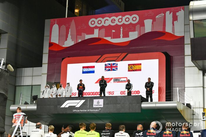 Max Verstappen, Red Bull Racing, segundo, Lewis Hamilton, Mercedes, ganador y Fernando Alonso, Alpine F1, tercer clasificado en el podio del GP de Qatar