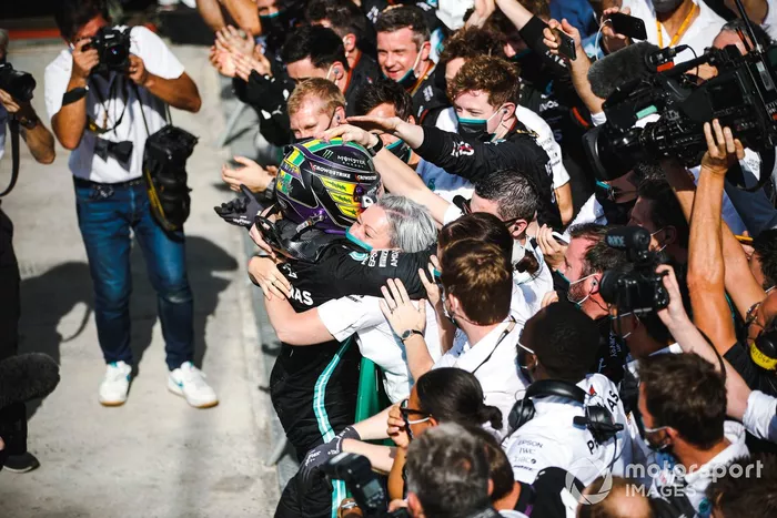 Ganador Lewis Hamilton, Mercedes, celebra en Parc Ferme