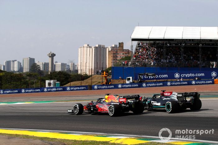 Max Verstappen, Red Bull Racing RB16B, lucha con Lewis Hamilton, Mercedes W12