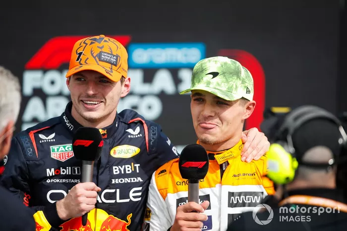 Max Verstappen, Red Bull Racing, 1ª posición, Lando Norris, McLaren, 2ª posición, son entrevistados tras la carrera