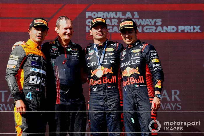 Lando Norris, McLaren, 2ª posición, Paul Monaghan, Ingeniero Jefe, Red Bull Racing, Max Verstappen, Red Bull Racing, 1ª posición, Sergio Pérez, Red Bull Racing, 3ª posición, en el podio.