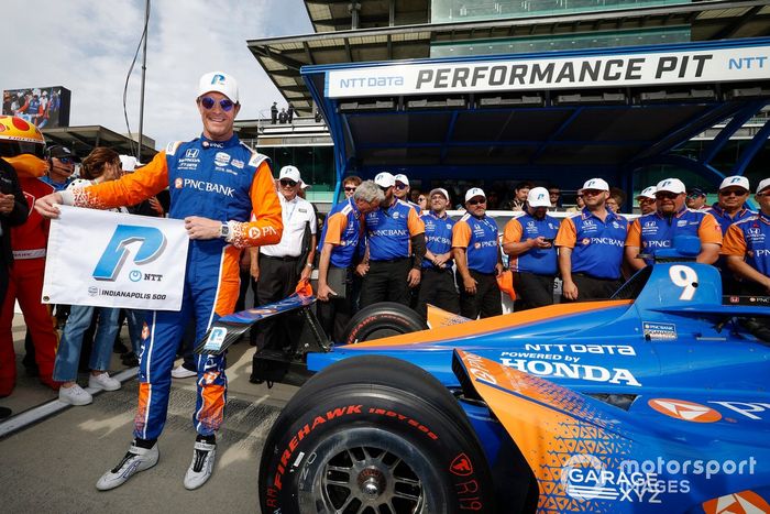 El ganador del premio de la pole, Scott Dixon, Chip Ganassi Racing Honda, celebra su premio de la pole
