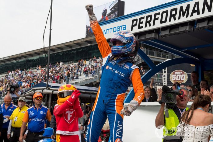 El ganador de la pole, Scott Dixon, celebra con Chip Ganassi Racing Honda