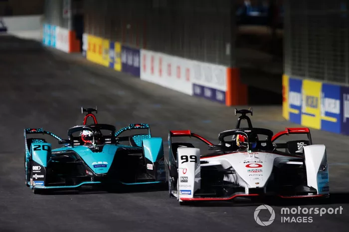 Pascal Wehrlein, Tag Heuer Porsche, Porsche 99X Electric, precede Mitch Evans, Panasonic Jaguar Racing, Jaguar I-Type 5