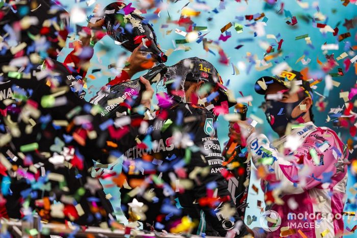 Podio: ganador y campeón del mundo Lewis Hamilton, Mercedes-AMG F1, segundo lugar Sergio Pérez, Racing Point, y tercer lugar Sebastián Vettel, Ferrari