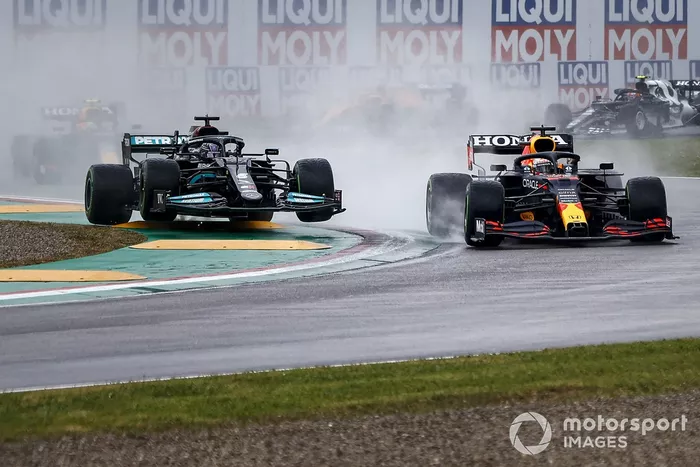 Max Verstappen, Red Bull Racing RB16B, Lewis Hamilton, Mercedes W12, al inicio