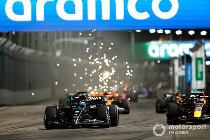 Max Verstappen, Red Bull Racing RB19, lucha con George Russell, Mercedes F1 W14