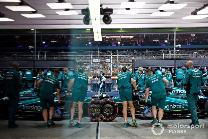 Mecánicos en boxes con Fernando Alonso, Aston Martin AMR23