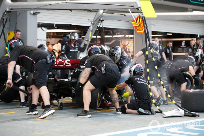 George Russell, Mercedes F1 W14, en boxes