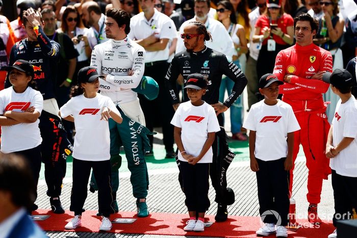 Max Verstappen, Red Bull Racing, Lance Stroll, Aston Martin F1 Team, Lewis Hamilton, Mercedes-AMG, Carlos Sainz, Scuderia Ferrari, con los niños de la parrilla.