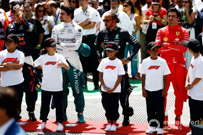 Max Verstappen, Red Bull Racing, Lance Stroll, Aston Martin F1 Team, Lewis Hamilton, Mercedes-AMG, Carlos Sainz, Scuderia Ferrari, con los niños de la parrilla.