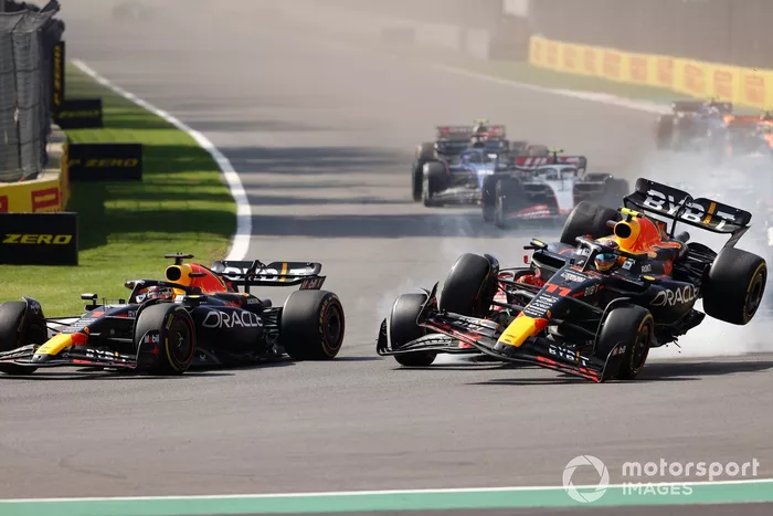 Max Verstappen, Red Bull Racing RB19, mientras Charles Leclerc, Ferrari SF-23, Sergio Pérez, Red Bull Racing RB19, entran en contacto en la salida provocando la caída del mexicano