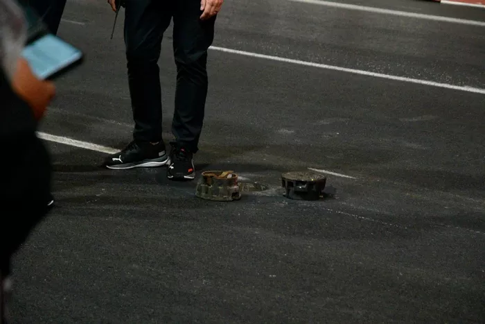 Se trabaja y debate para arreglar las tapas de alcantarilla sueltas en la vía