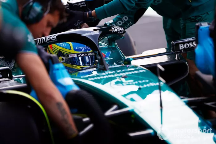 Fernando Alonso, Aston Martin AMR23, en boxes 