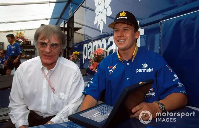 Bernie Ecclestone présente à Olivier Panis une récompense pour sa victoire au GP de Monaco