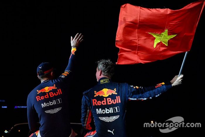 David Coulthard y Jake Dennis en el show de Red Bull en Hanoi