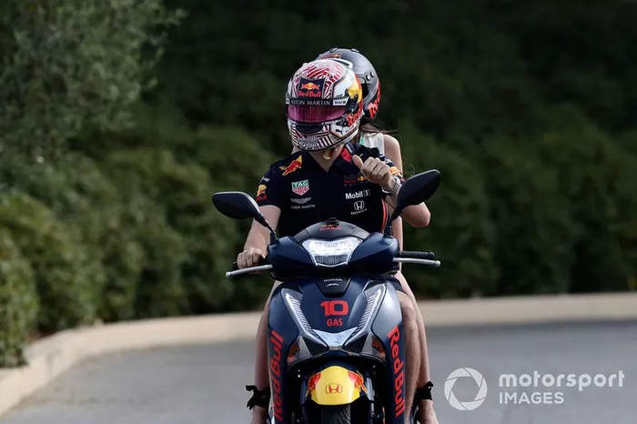 Pierre Gasly, Red Bull Racing, en un scooter con su novia Caterina Masetti Zannini