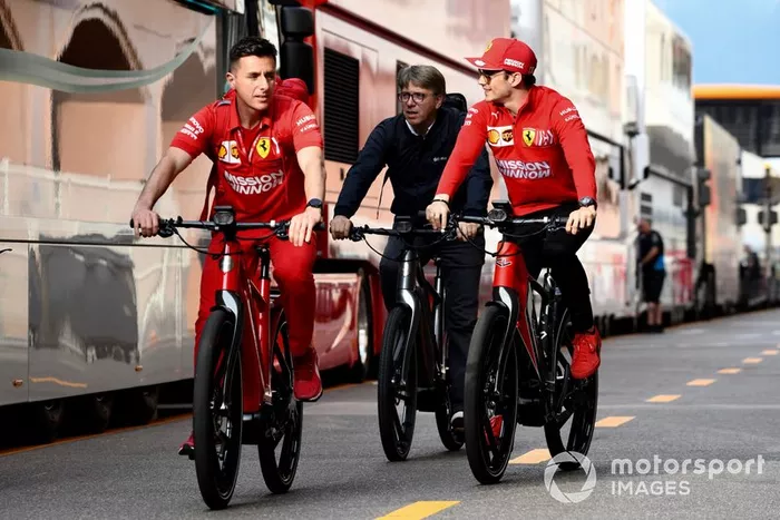 Charles Leclerc, Ferrari en bici
