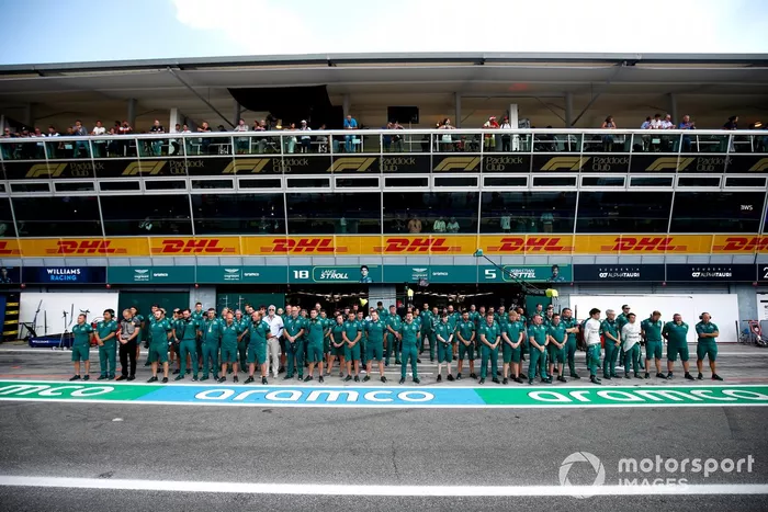 La minute de silence dans la voie des stands avant les EL1