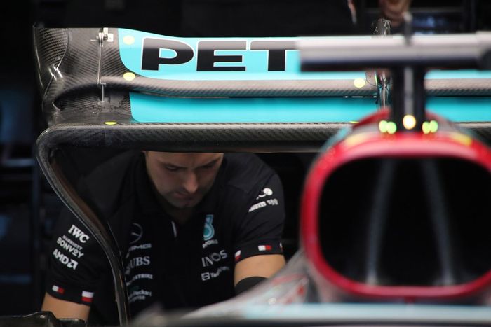 Detalle del alerón trasero del Mercedes W13