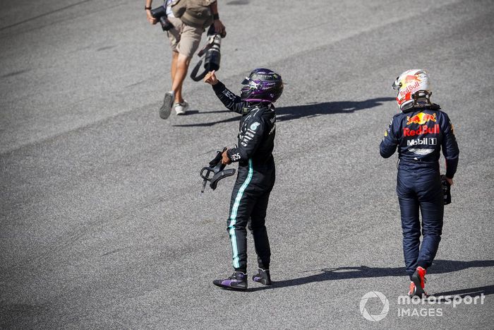 Ganador de la pole position Lewis Hamilton, Mercedes-AMG F1 y el tercer puesto Max Verstappen, Red Bull Racing