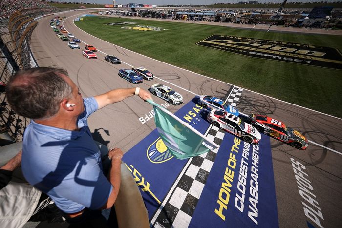 Chase Briscoe, Joe Gibbs Racing Toyota, Denny Hamlin, Joe Gibbs Racing Toyota, Kyle Larson, Hendrick Motorsports Chevrolet