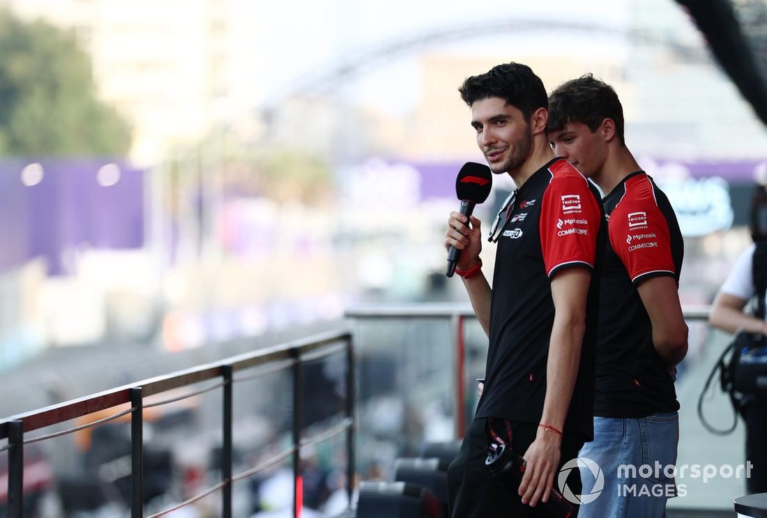 Esteban Ocon, Haas F1 Team, Oliver Bearman, Haas F1 Team