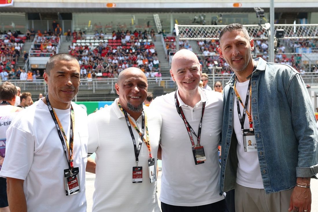 Gianni Infantino, prezydent FIFA z Roberto Carlosem, Marco Materazzim i Ivanem Cordobą 