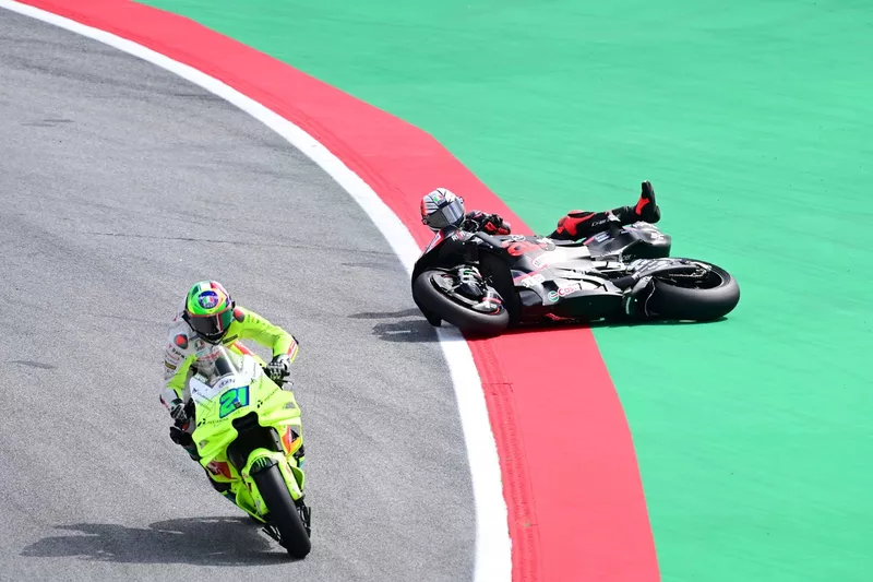 Marco Bezzecchi, Aprilia Racing chute