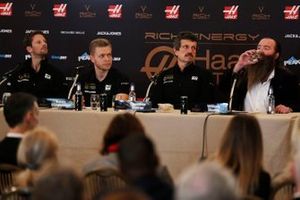 Romain Grosjean, Haas F1 Team, Kevin Magnussen, Haas F1 Team, Guenther Steiner, Team Principal, Haas F1, William Storey, CEO Rich Energy, durante la conferenza stampa